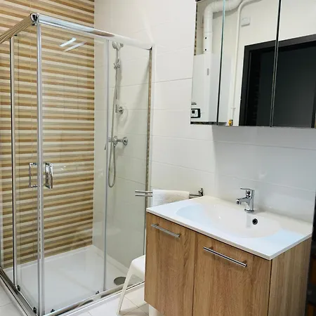 Leda 1-2 Aranypart Apartment *