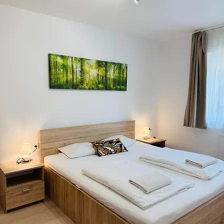 Leda 1-2 Aranypart Apartmán *
