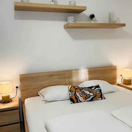 Leda 1-2 Aranypart Apartment *