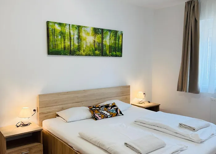 Leda 1-2 Aranypart Apartament *