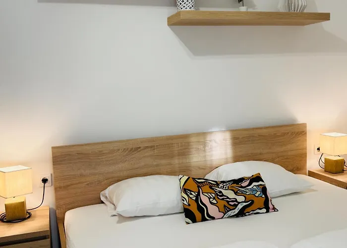 Leda 1-2 Aranypart Apartament *